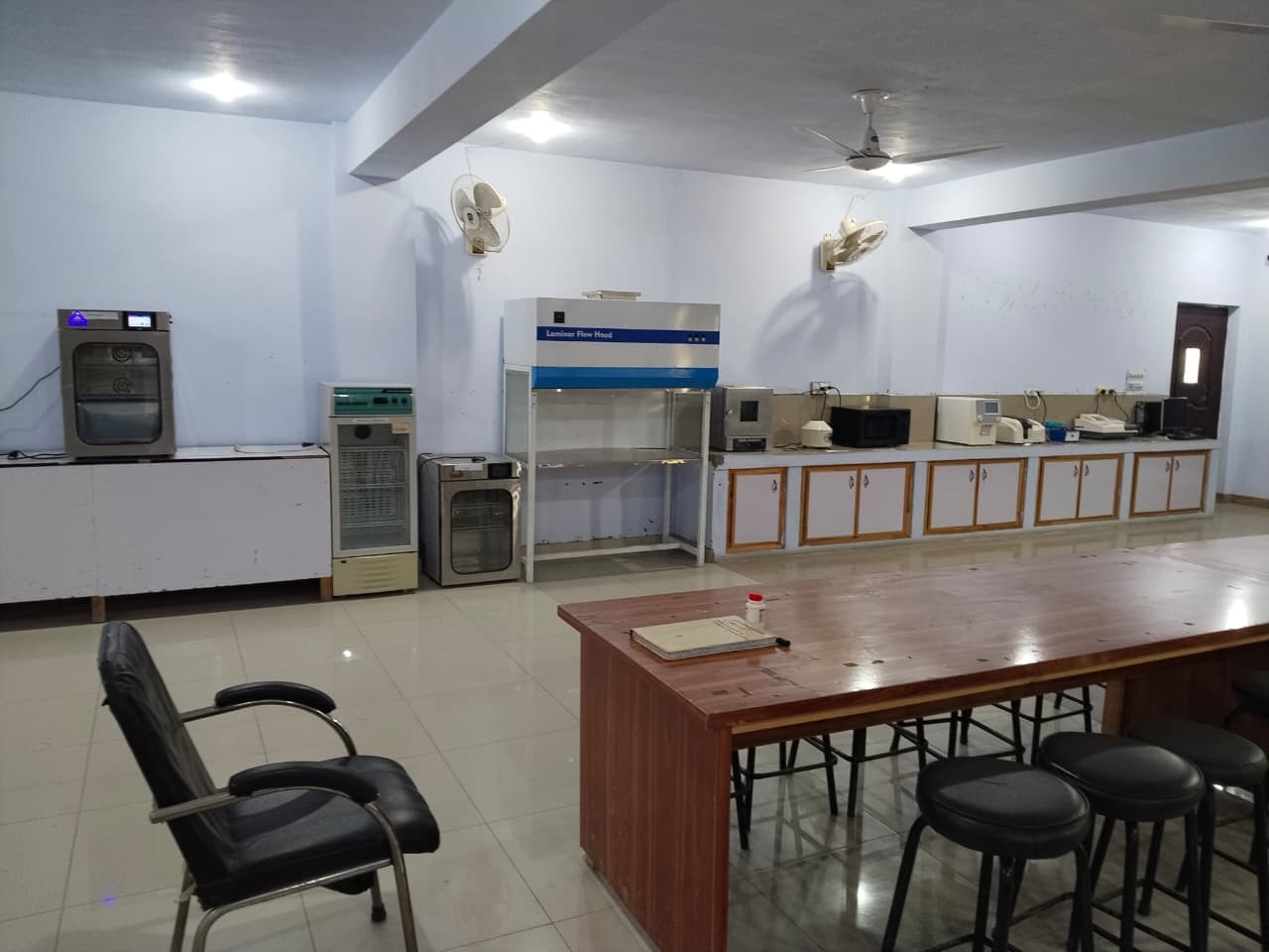 Laminar Flow Hood & Laboratory Sterilization Suite